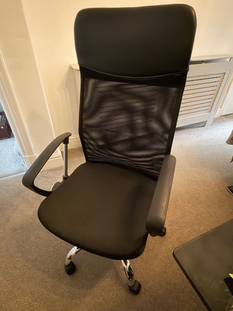 Black Office Chair with Mesh Back – Good Condition