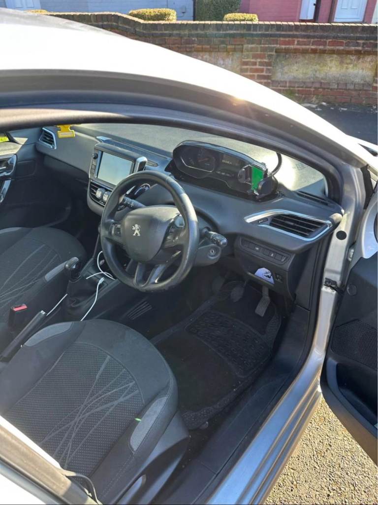 Peugeot, 208, Hatchback, 2013, Manual, 1199 (cc), 5 doors
