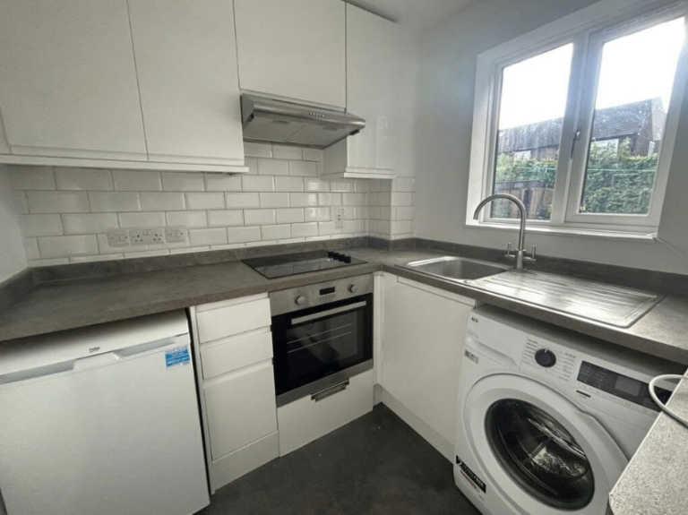 1 Bed House Heathrow UB3 Near Hayes & Harlington Station | COMPANY LET ALLOWED