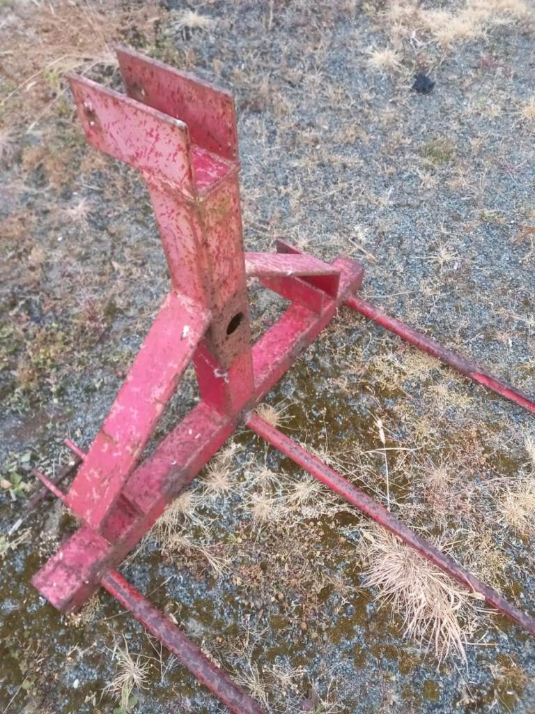 Tractor hitch spike