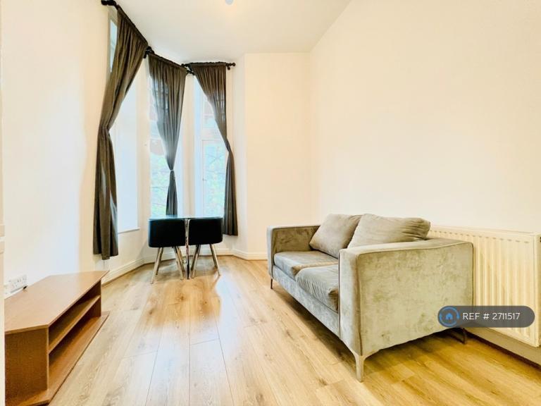 2 bedroom flat in Amesbury Avenue, London, SW2 (2 bed) (#2711517)