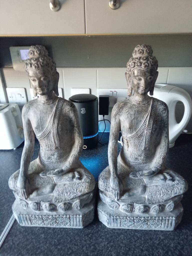 2 statues