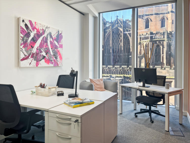 Manchester - M32BY \ Large Office for Up to 15 Desks, Ready to Use