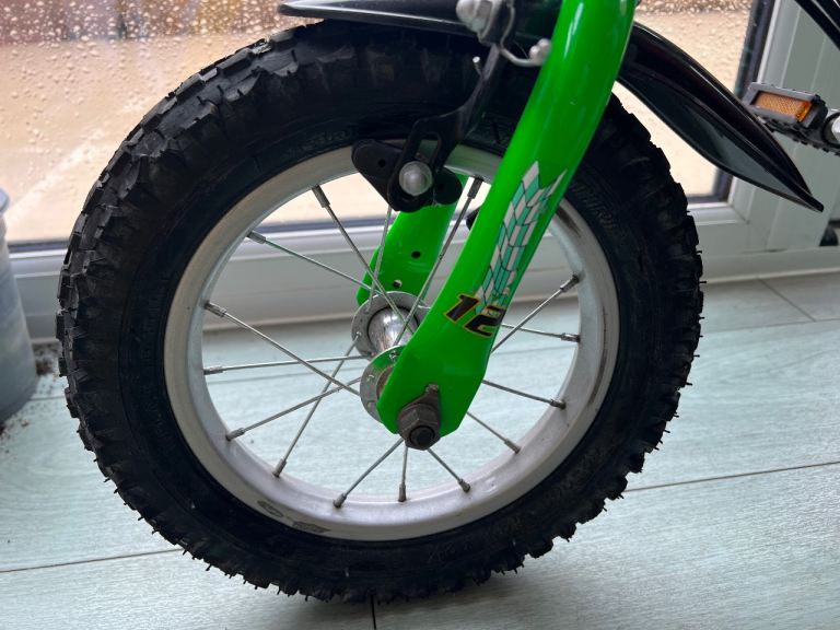 Hero Kids Bike with Stabilisers and Push Handle - Good Condition