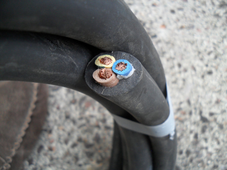 New 5.7 metres x 3 core 10mm2 H07RN-F rubber flexible cable wire.