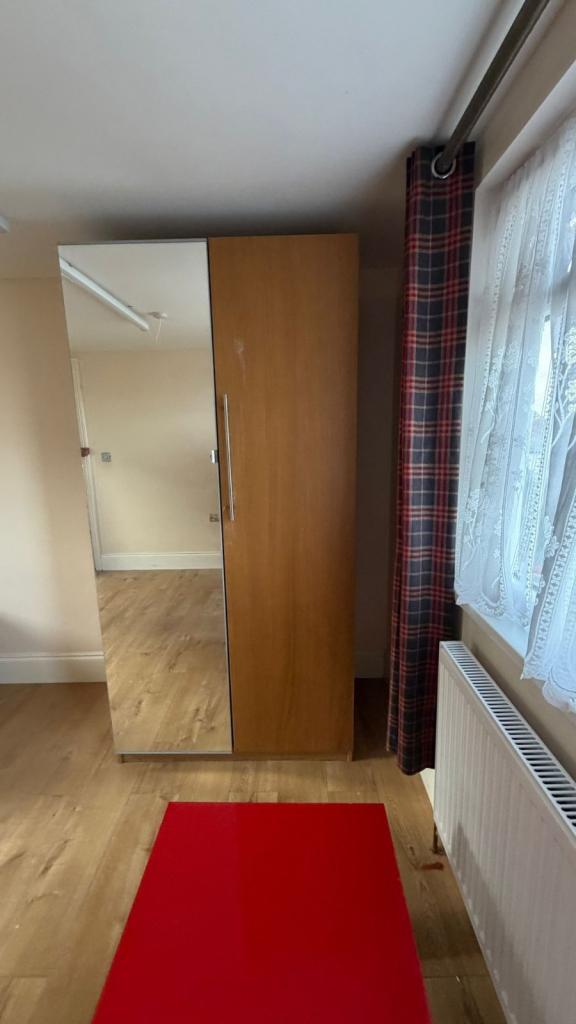 Room with private Bathroom (Excellent Location) 