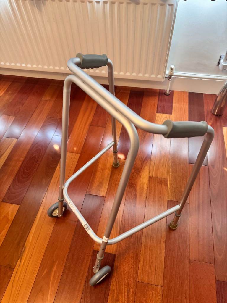 SimplyMed Wheeled Walking Frame – Good Condition