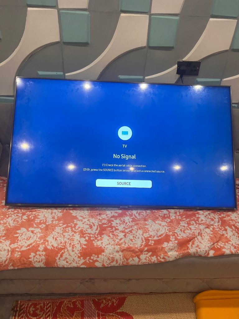 Samsung 58 inch 4K Smart TV UHD - no stand thin line in screen