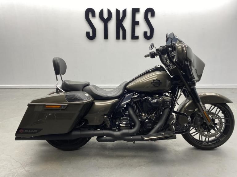 2021 Harley-Davidson FLHXSE Touring CVO Street Glide in Bronze Armour