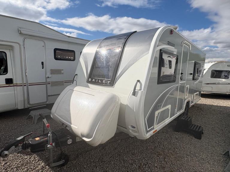 BAILEY DISCOVERY D4 -4 - LIGHTWEIGHT FIXED BED WITH END WASHROOM + MOTORMOVER