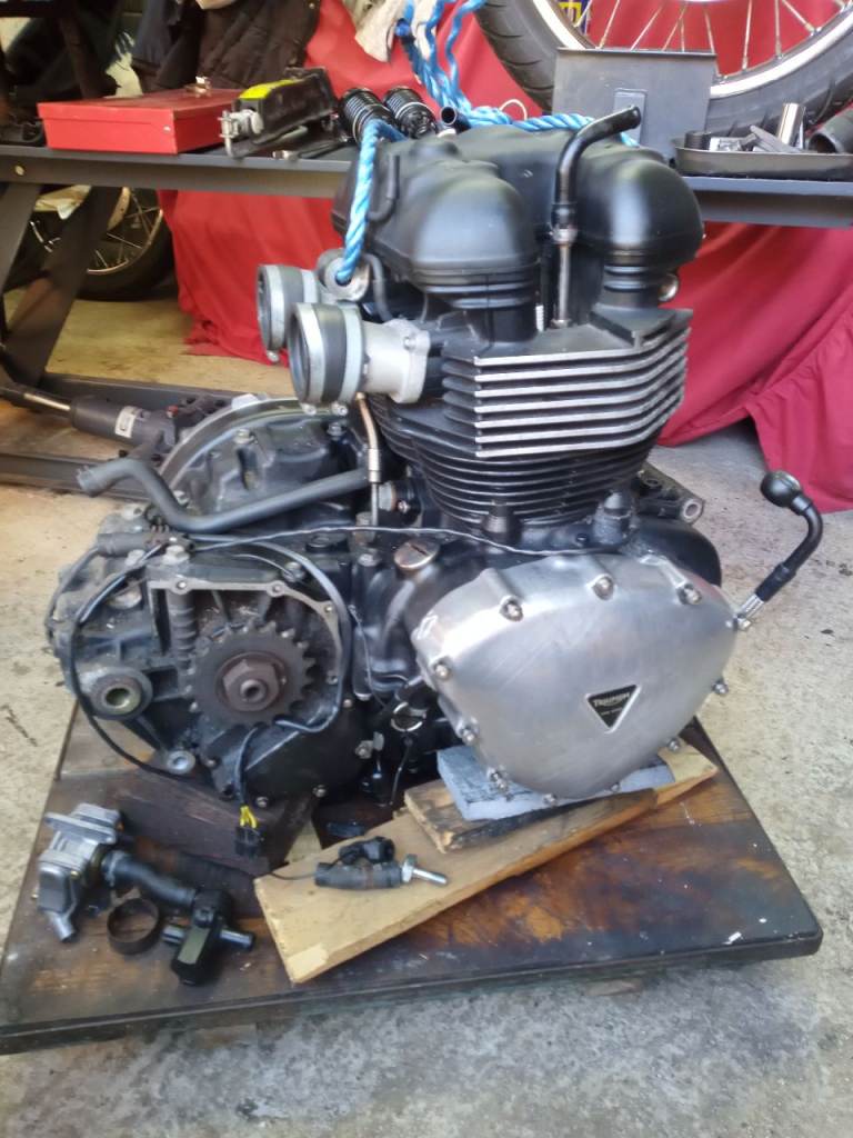 Triumph Bonneville Engine, complete with starter motor, alternator & Gearbox (865cc)