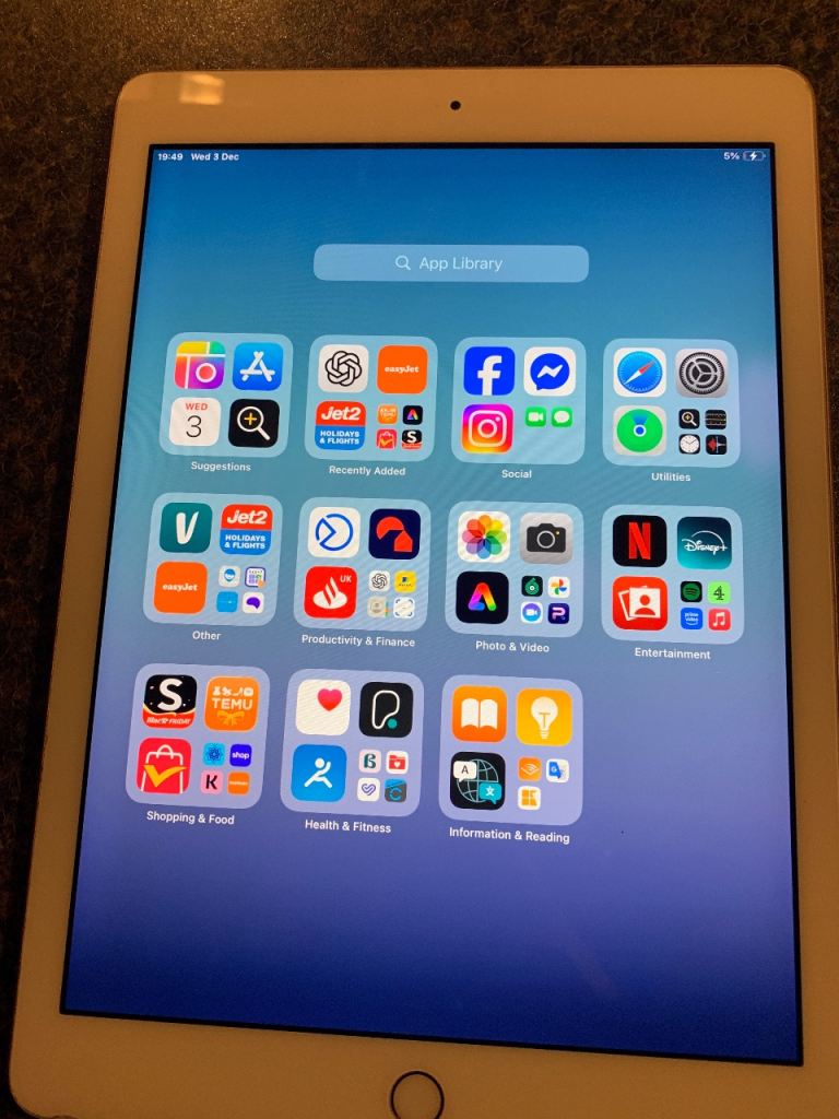 Apple iPad 9.7 6th generation rose gold with case thank you 32GB