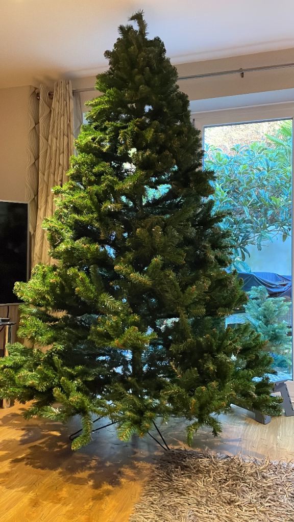 8foot Christmas tree with base and storage bag