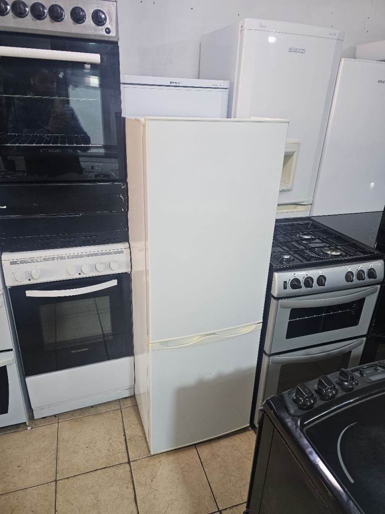 White Freestanding Fridge Freezer – Good Condition