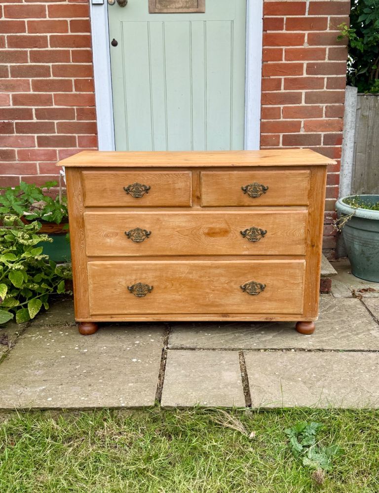 Antique pine chest of drawers. 
