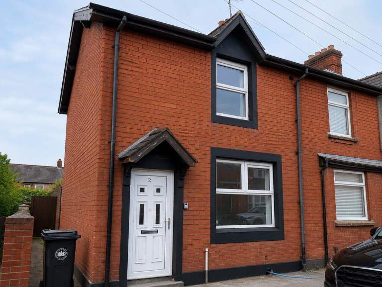 Modern 2-Bed, 2-Bath End-Terrace | Belfast BT4 1LS