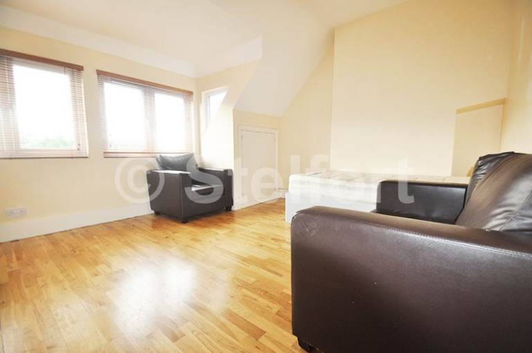 2 bedroom flat in The Ridgeway, London, NW11