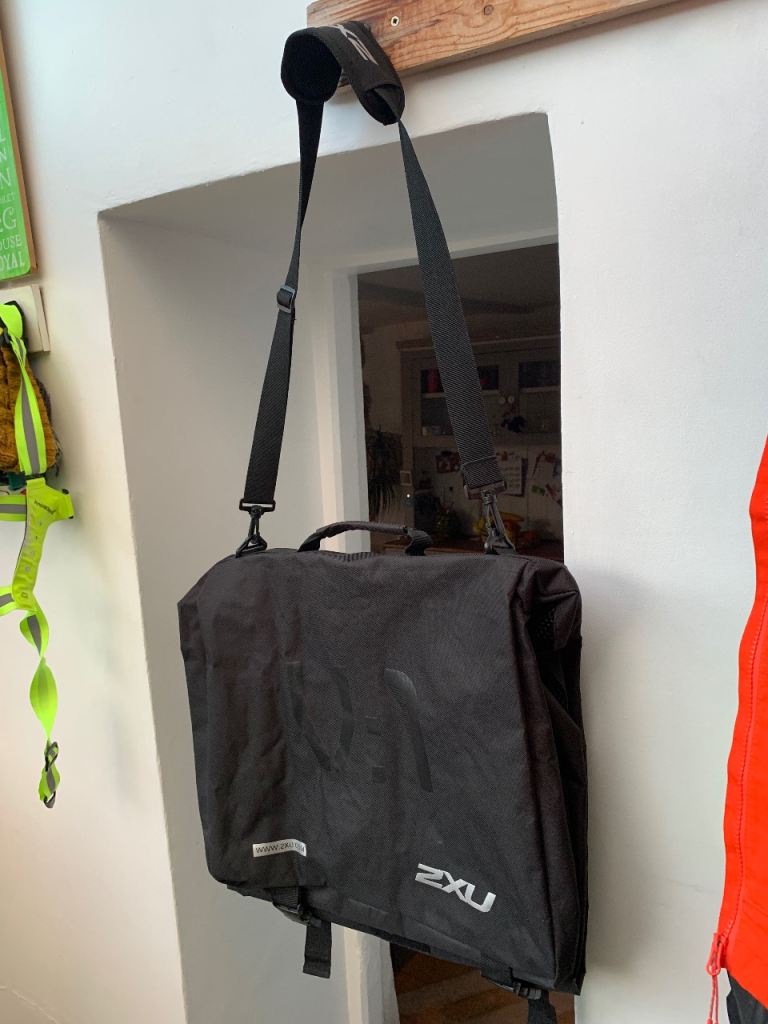 2XU waterproof wetsuit carrier bag