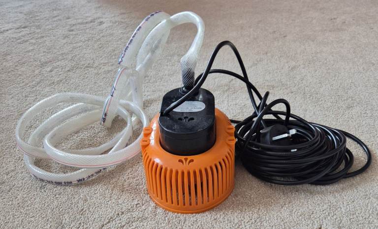 Submersible Water Pump 3000L/H - Very Good Condition 