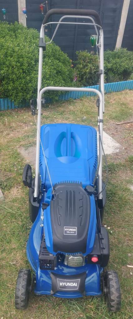 Hyundai HYM430SPR  self-propelled roller lawn mower. 