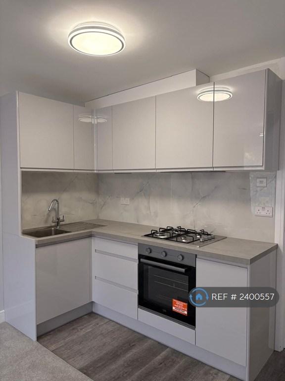 2 bedroom flat in Croydon Road, Caterham, CR3 (2 bed) (#2400557)