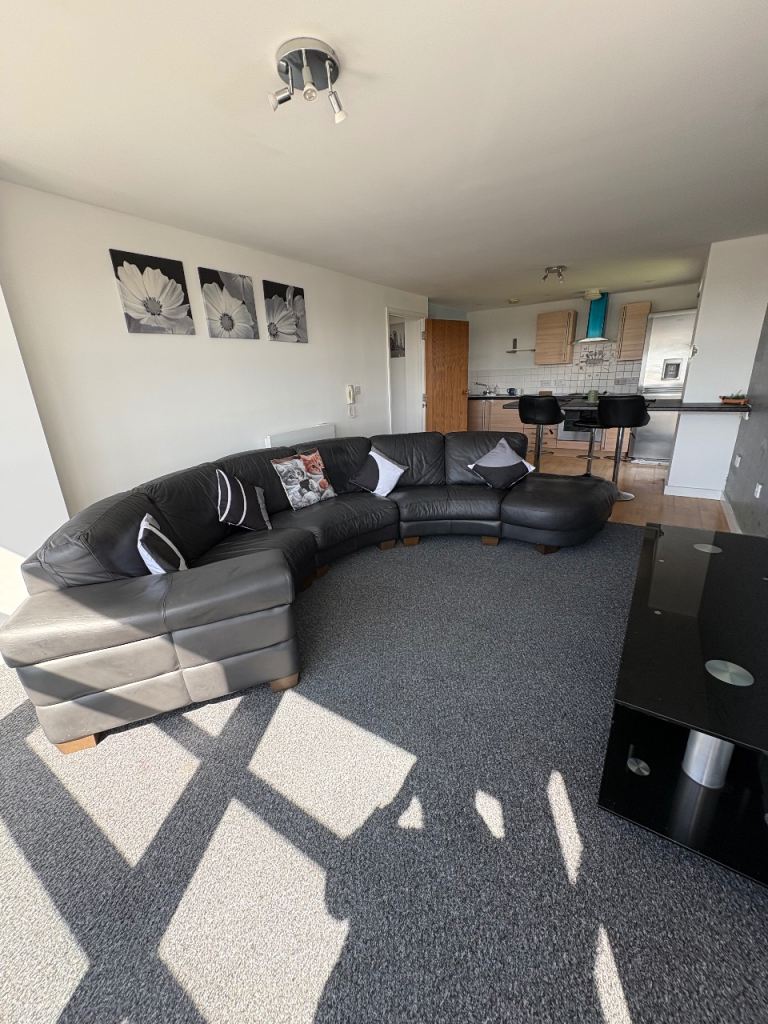 Large 2 bedroom flat