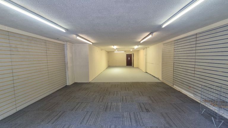 Large Retail Shop to let hull 