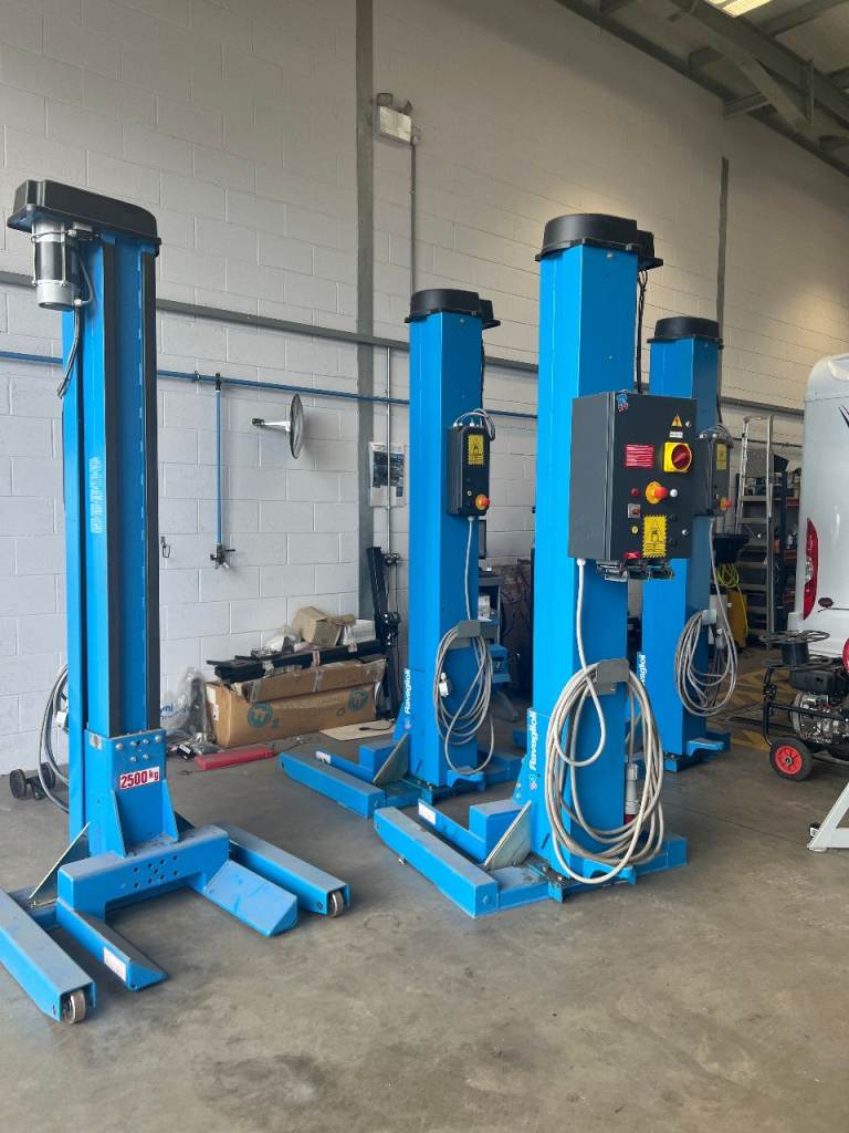 Mobile column lifts - great condition - brand Ravaglioli