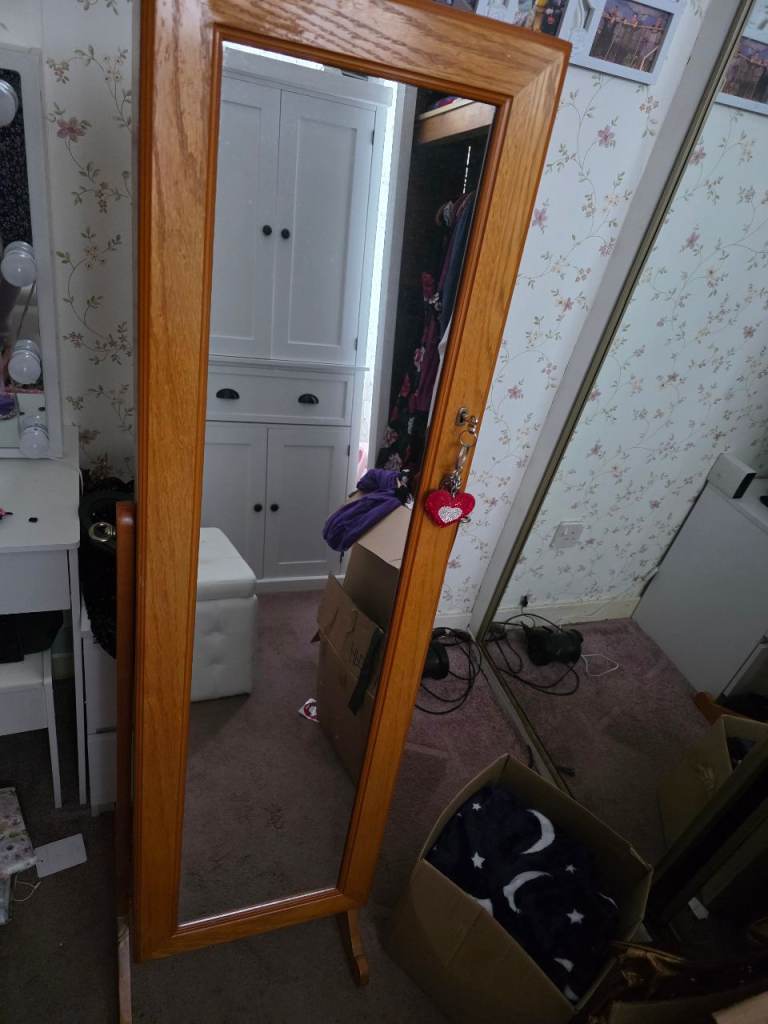 Large jewellery box with long mirror