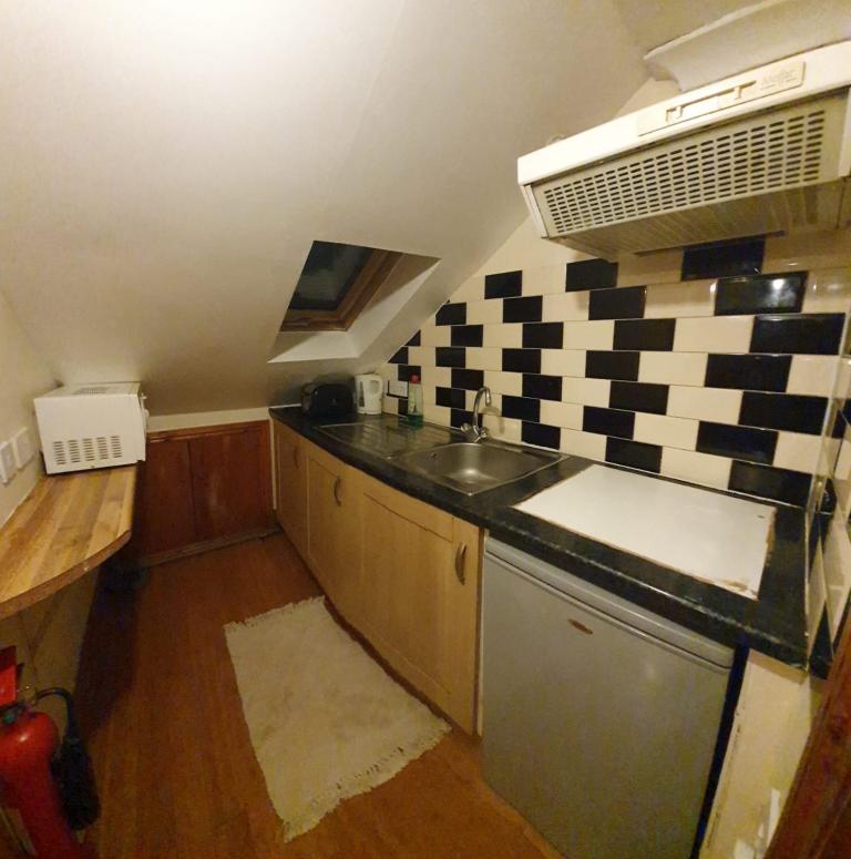 En-suite double room with own kitchenette for single occupancy Postcode E11 4EQ