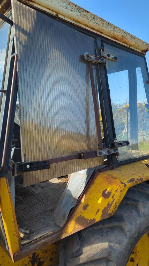 **WANTED** Door for 1987 Black Cab JCB 3CX