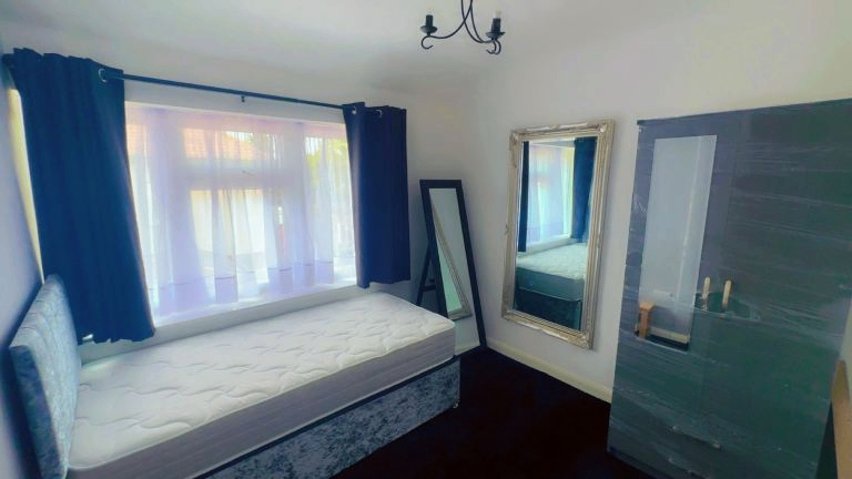 Spacious and Cosy Double Rooms for Rent in - RM8 1ST