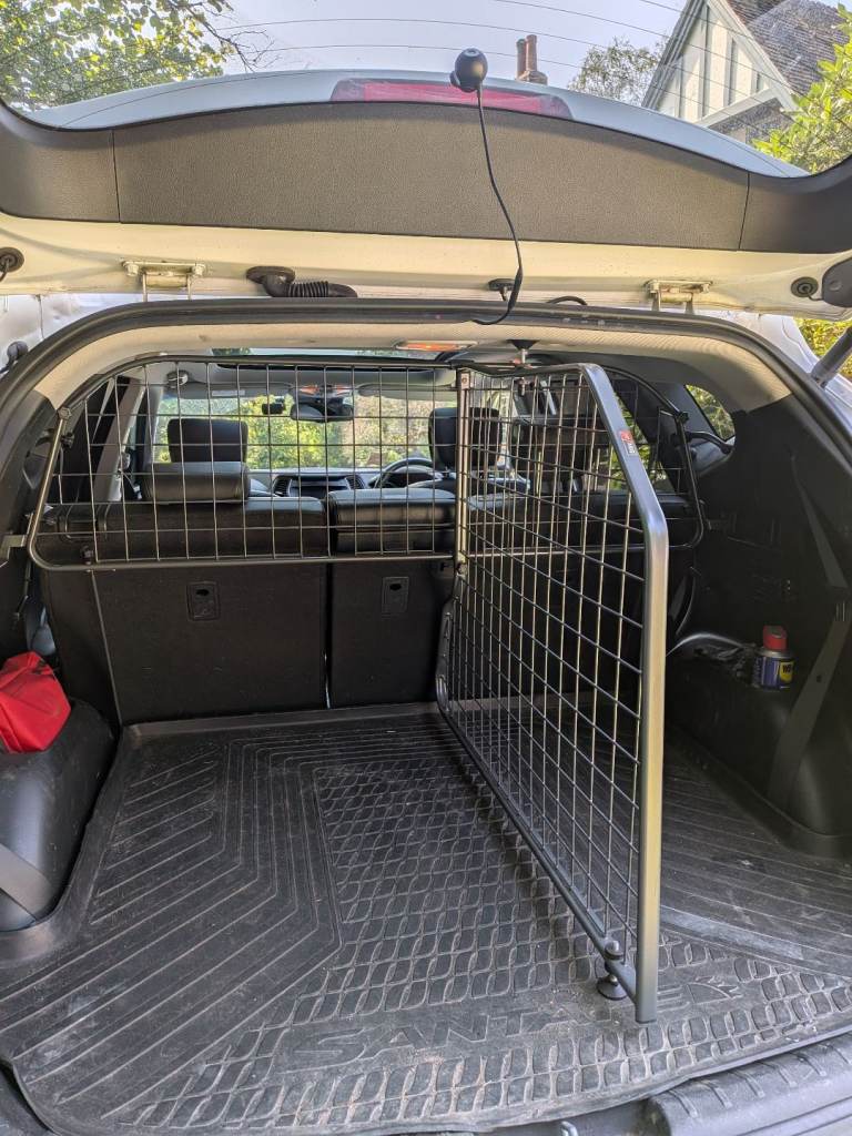 Travall dog guard with divider - fits Hyundai Santa Fe