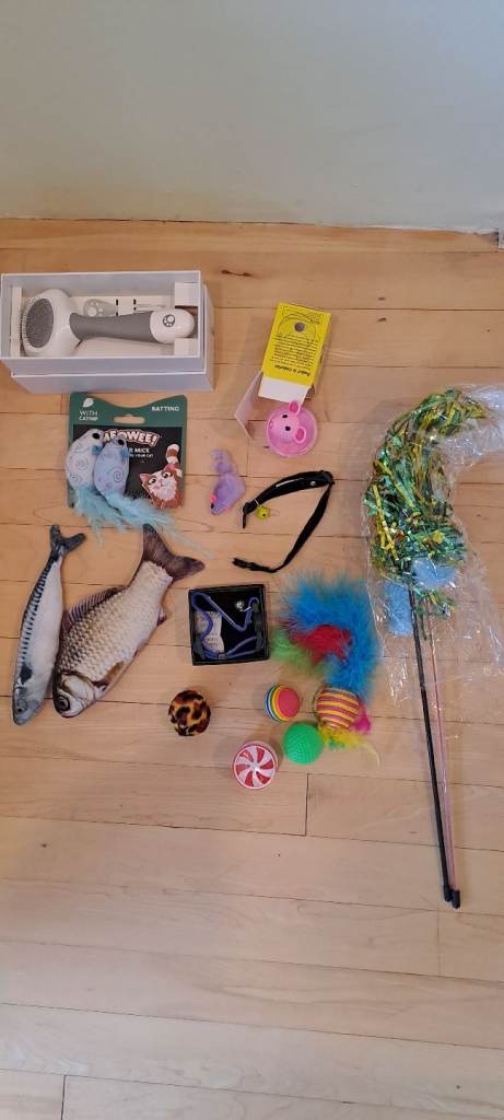 New cat toys, 2 collars, grooming brush 