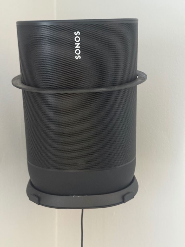 Sonos Speaker with Wall Mount - Black, Good Condition