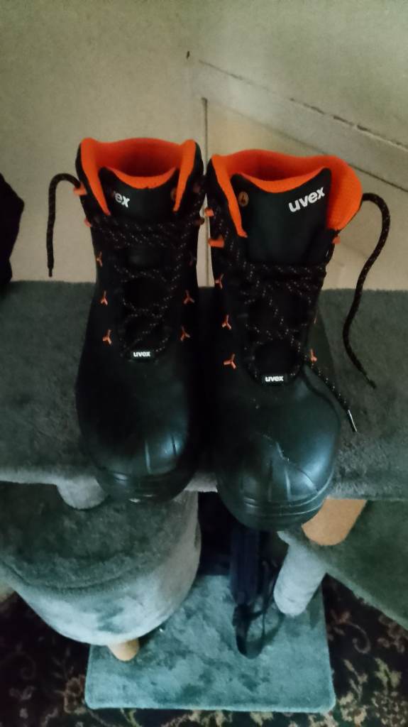 Safety boots