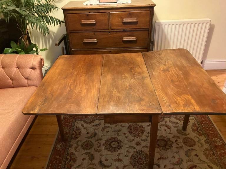 Antique mahogany gate-leg drop-leaf dining table