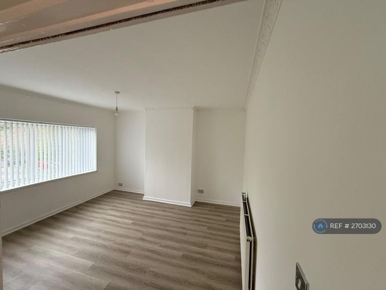 2 bedroom flat in Hanbridge Avenue, Newcastle-Under-Lyme, ST5 (2 bed) (#2703130)