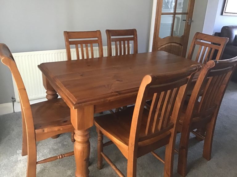 Oak wood table and 6 chairs and matching sideboard