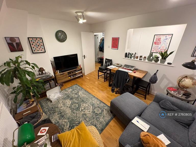 1 bedroom flat in Ark Court, London, N16 (1 bed) (#2760805)