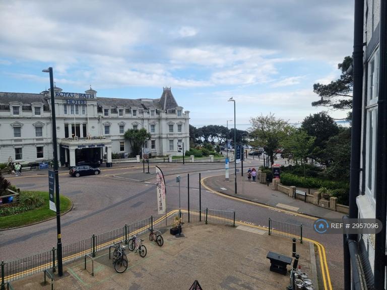1 bedroom flat in County Heights, Bournemouth, BH1 (1 bed) (#2957096)