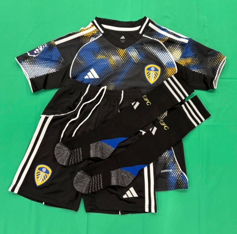 Leeds United 2025/26 Junior 3rd kit shirt/shorts/socks bundle (2yrs-13yrs)