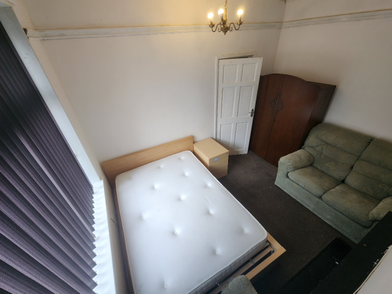 Bight and Spacious Room to let in Bradford, ALL BILLS and WiFi included. £300 per Month Only