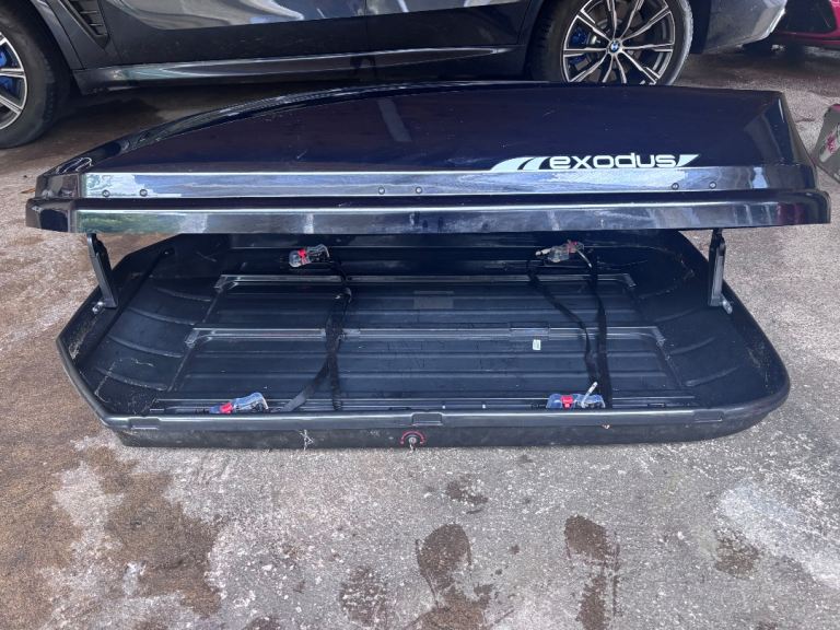SOLD. Halfords 470L Roof Box with black roof bars and key