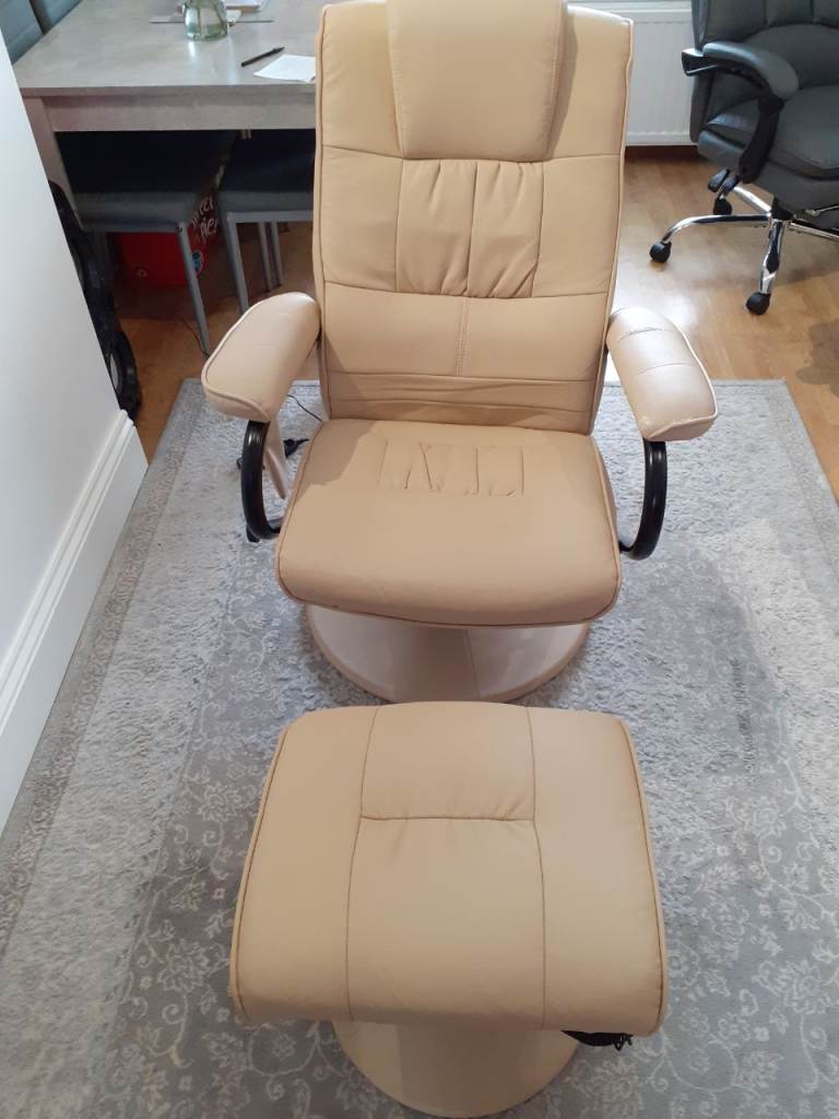     REDUCED   Massage chair with vibrations settings 