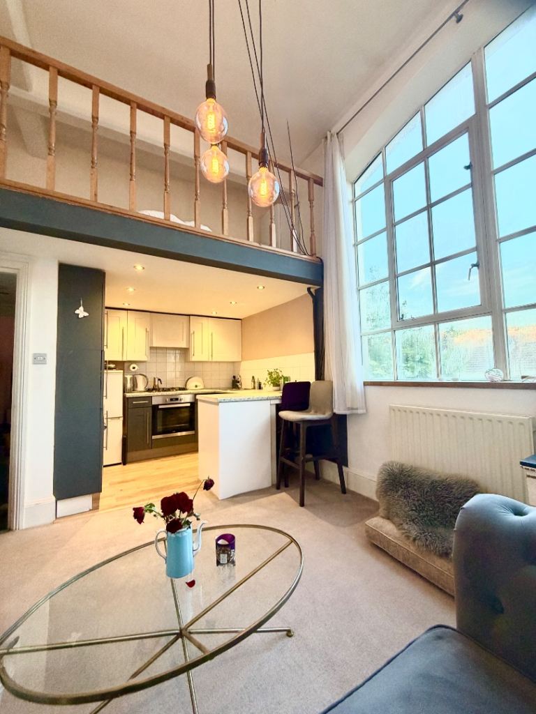 Beautiful period flat in the famous Deco Building 