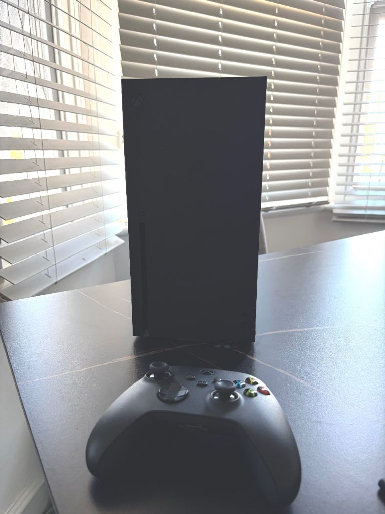 Xbox Series X - 1TB Black (almost like brand new)