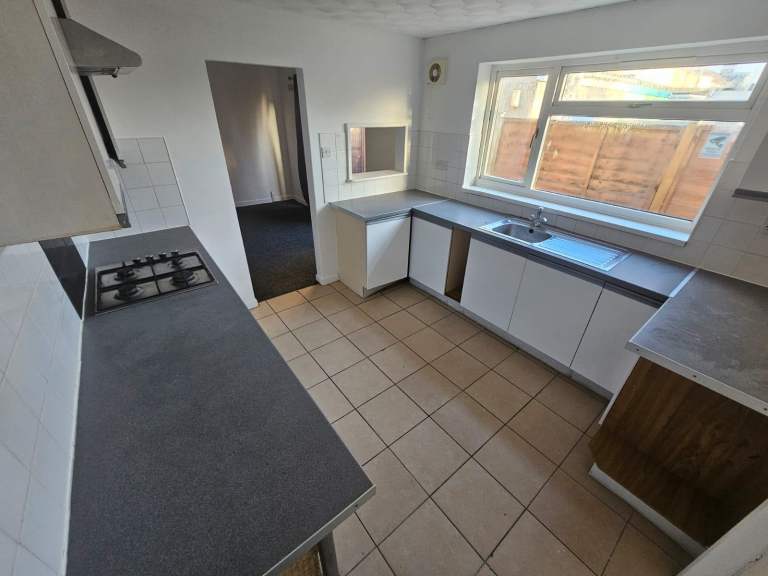 Spacious 3 bed maisonette - Water + Parking included