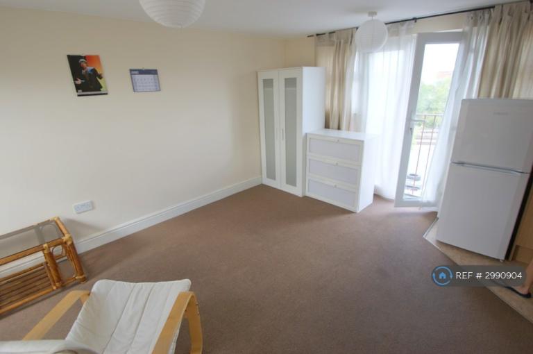Studio flat in Western Avenue, London, W3 (#2990904)