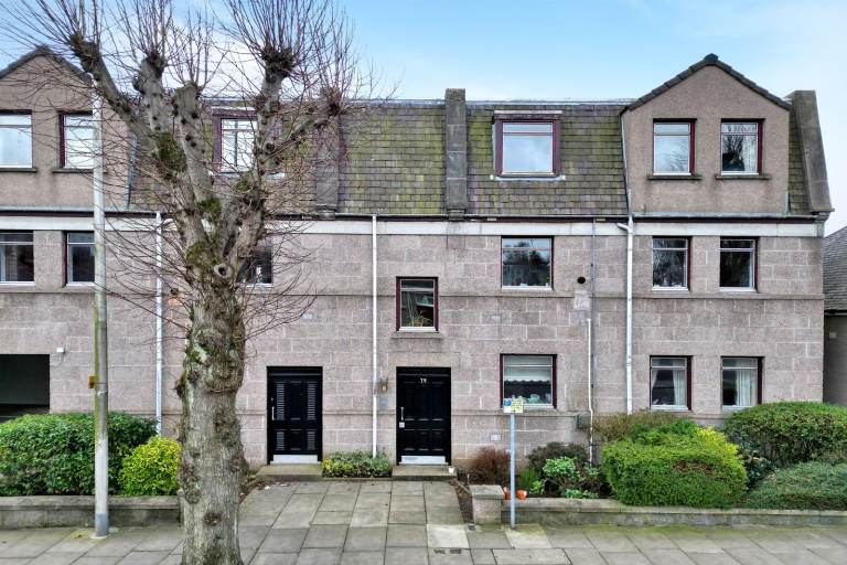 Spacious, West End 2 bedroom Flat on Beautiful Tree Line Street.